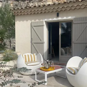 https://la-maison-des-carriers-villa-avec-piscine-proche-mer.fr-provencehotel.com